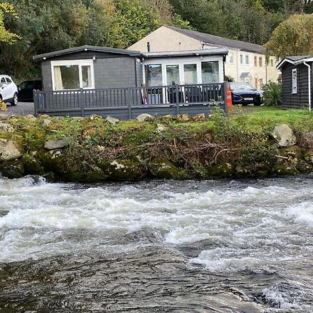 Stunning 3 Bed Riverside Cabin In Snowdonia Caeathro Bagian luar foto