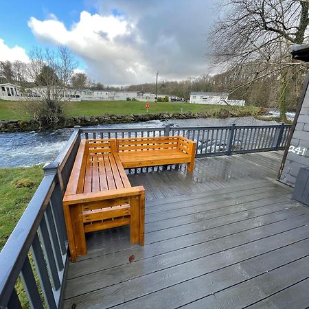 Stunning 3 Bed Riverside Cabin In Snowdonia Caeathro Bagian luar foto