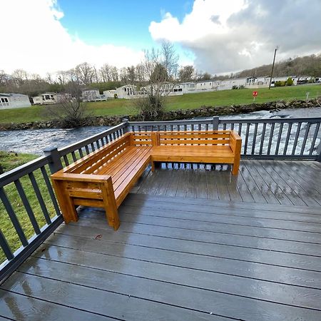 Stunning 3 Bed Riverside Cabin In Snowdonia Caeathro Bagian luar foto