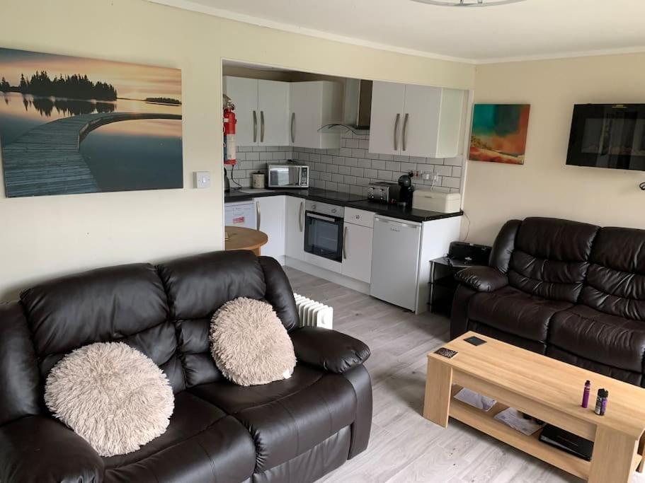 Stunning 3 Bed Riverside Cabin In Snowdonia Caeathro Bagian luar foto