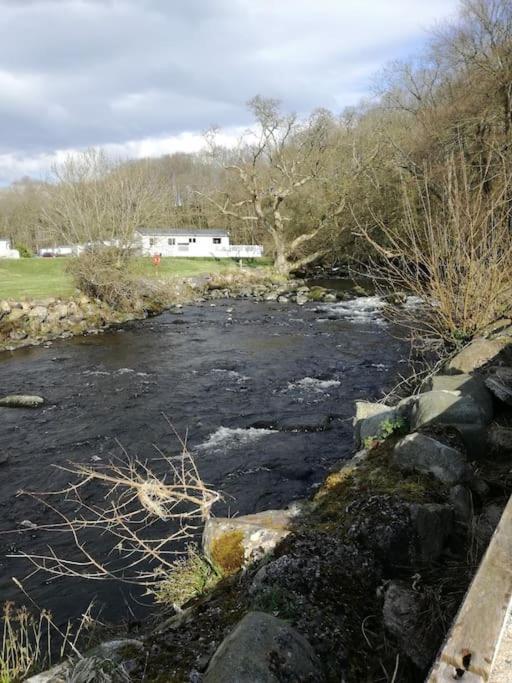 Stunning 3 Bed Riverside Cabin In Snowdonia Caeathro Bagian luar foto