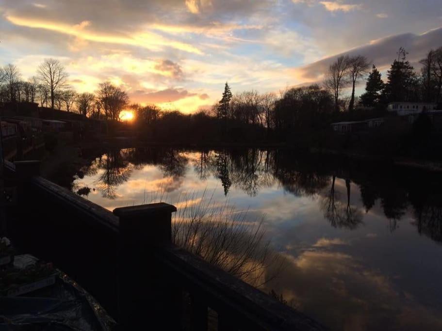 Stunning 3 Bed Riverside Cabin In Snowdonia Caeathro Bagian luar foto