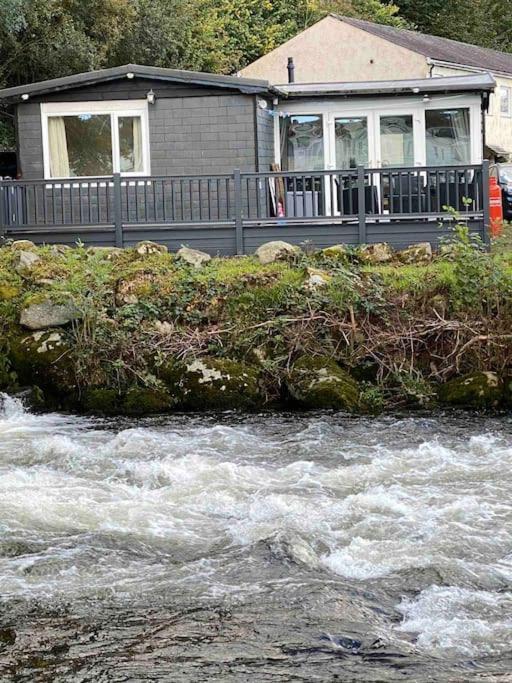 Stunning 3 Bed Riverside Cabin In Snowdonia Caeathro Bagian luar foto