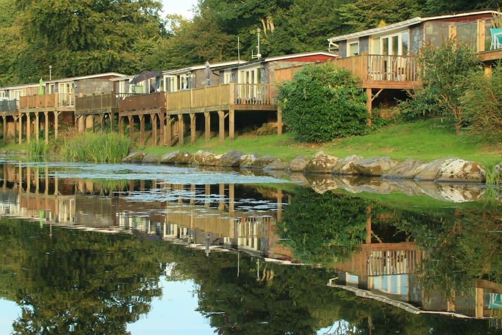 Stunning 3 Bed Riverside Cabin In Snowdonia Caeathro Bagian luar foto