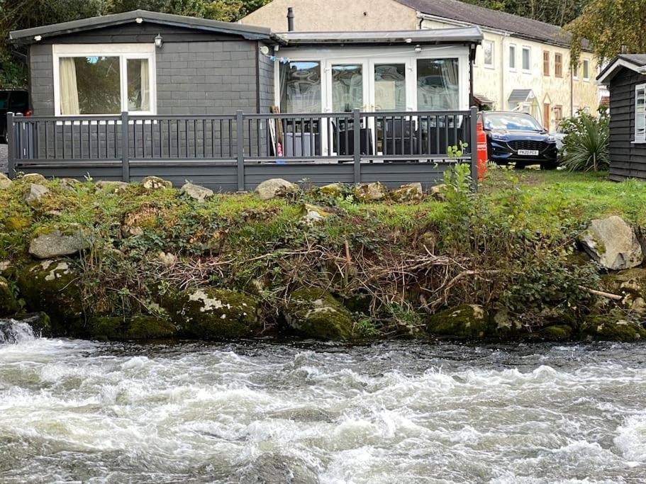 Stunning 3 Bed Riverside Cabin In Snowdonia Caeathro Bagian luar foto