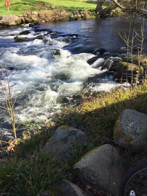Stunning 3 Bed Riverside Cabin In Snowdonia Caeathro Bagian luar foto