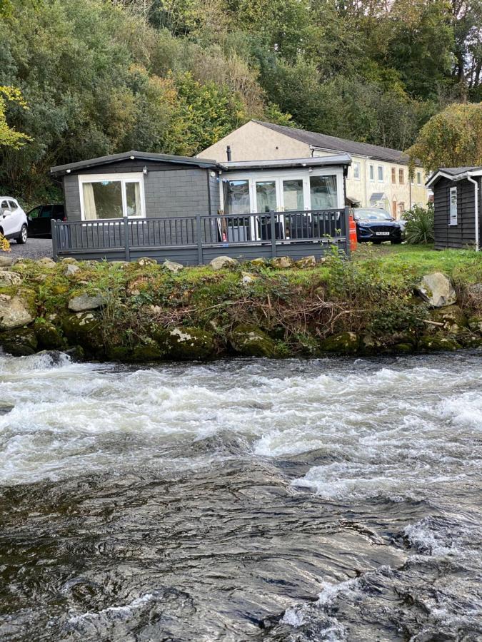 Stunning 3 Bed Riverside Cabin In Snowdonia Caeathro Bagian luar foto