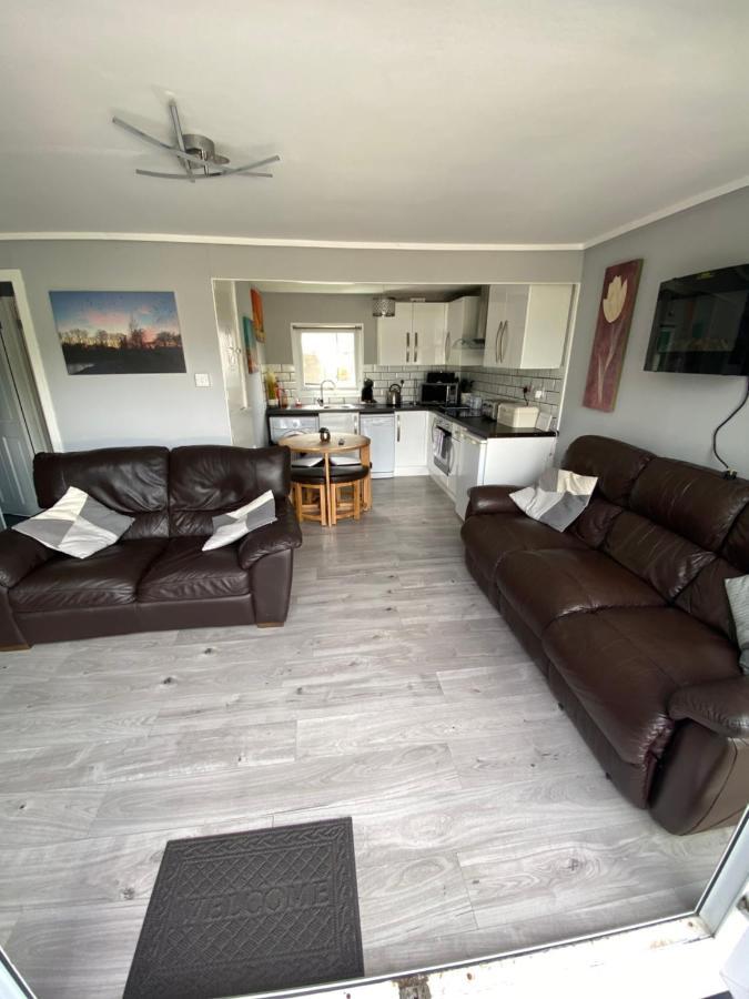 Stunning 3 Bed Riverside Cabin In Snowdonia Caeathro Bagian luar foto