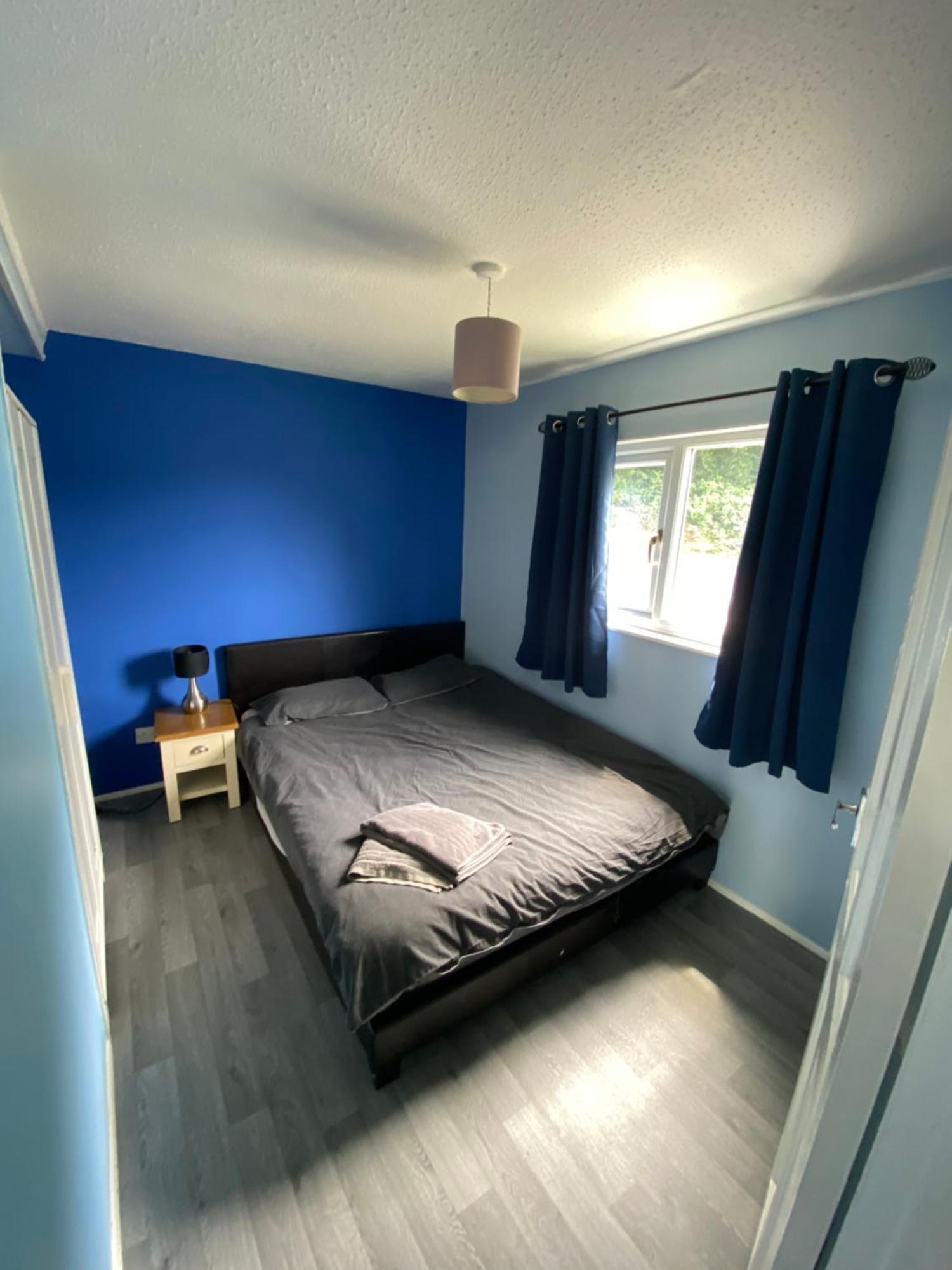Stunning 3 Bed Riverside Cabin In Snowdonia Caeathro Bagian luar foto