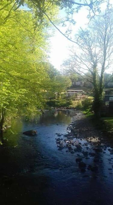 Stunning 3 Bed Riverside Cabin In Snowdonia Caeathro Bagian luar foto