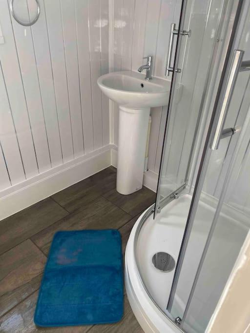Stunning 3 Bed Riverside Cabin In Snowdonia Caeathro Bagian luar foto