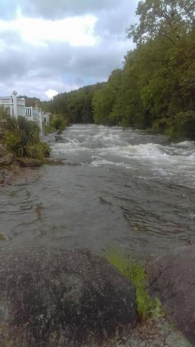 Stunning 3 Bed Riverside Cabin In Snowdonia Caeathro Bagian luar foto