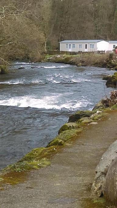 Stunning 3 Bed Riverside Cabin In Snowdonia Caeathro Bagian luar foto