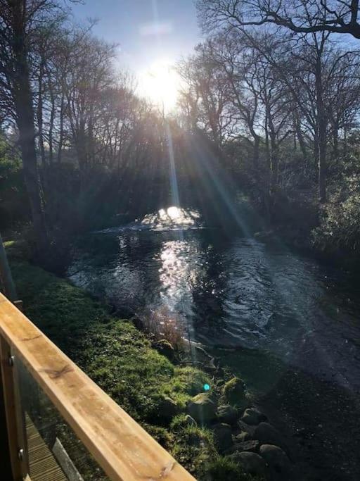 Stunning 3 Bed Riverside Cabin In Snowdonia Caeathro Bagian luar foto