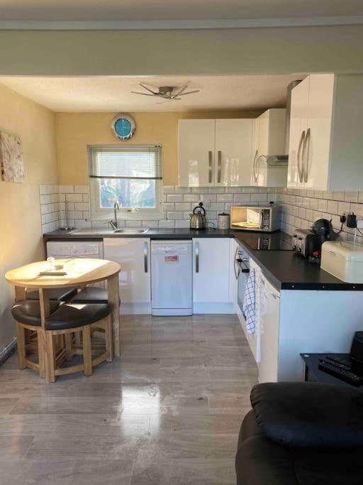 Stunning 3 Bed Riverside Cabin In Snowdonia Caeathro Bagian luar foto