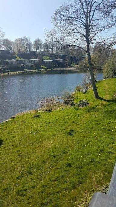 Stunning 3 Bed Riverside Cabin In Snowdonia Caeathro Bagian luar foto