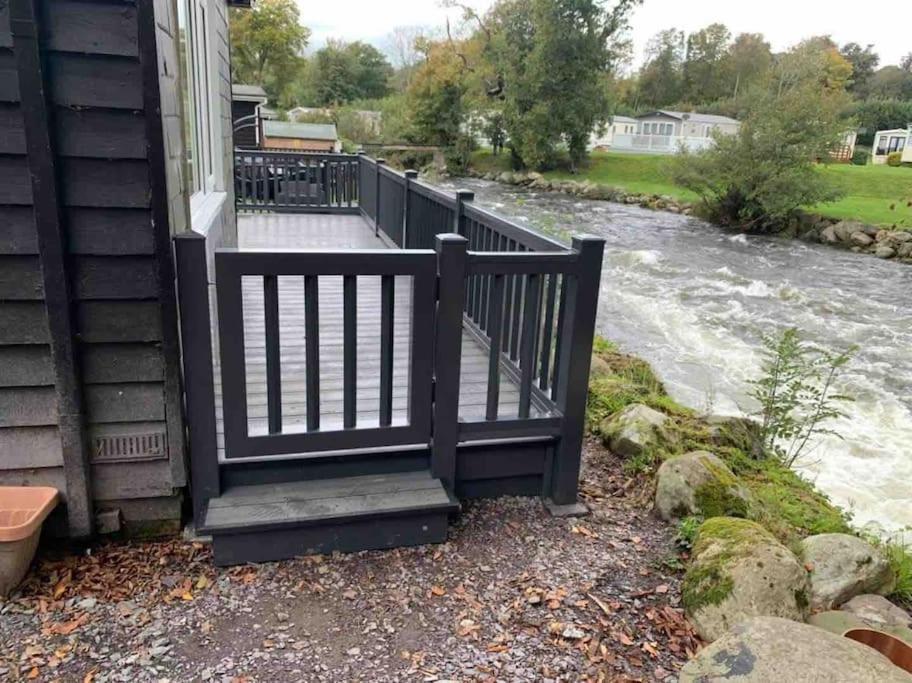 Stunning 3 Bed Riverside Cabin In Snowdonia Caeathro Bagian luar foto
