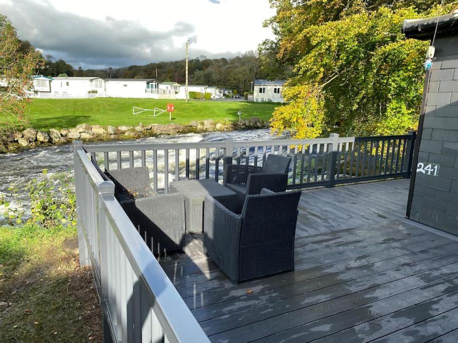 Stunning 3 Bed Riverside Cabin In Snowdonia Caeathro Bagian luar foto