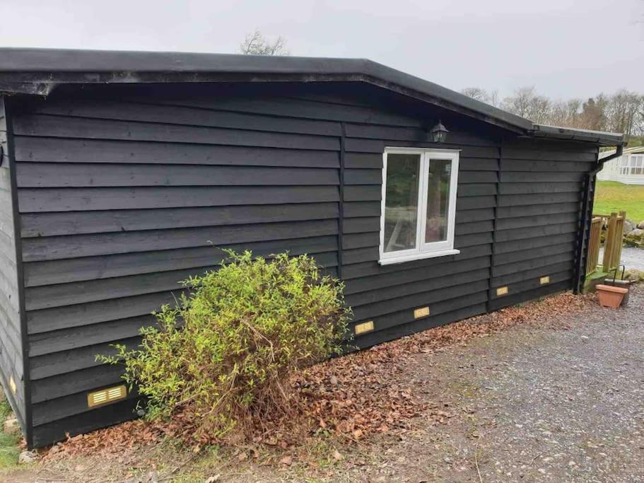 Stunning 3 Bed Riverside Cabin In Snowdonia Caeathro Bagian luar foto