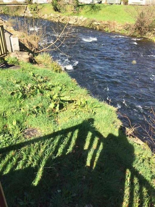 Stunning 3 Bed Riverside Cabin In Snowdonia Caeathro Bagian luar foto