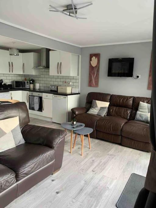 Stunning 3 Bed Riverside Cabin In Snowdonia Caeathro Bagian luar foto