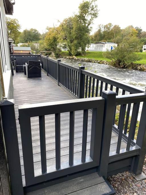 Stunning 3 Bed Riverside Cabin In Snowdonia Caeathro Bagian luar foto