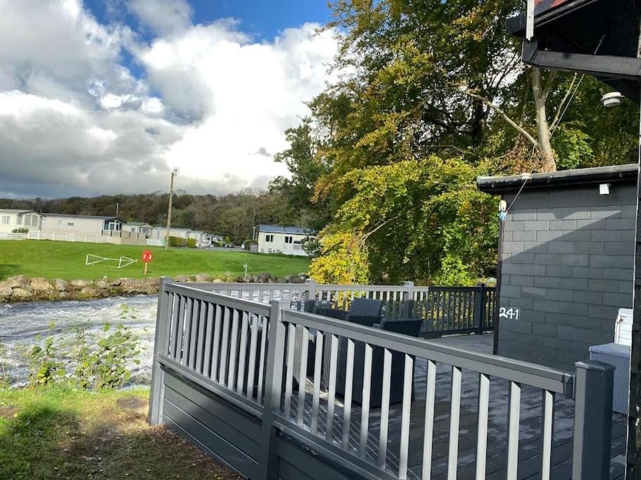 Stunning 3 Bed Riverside Cabin In Snowdonia Caeathro Bagian luar foto