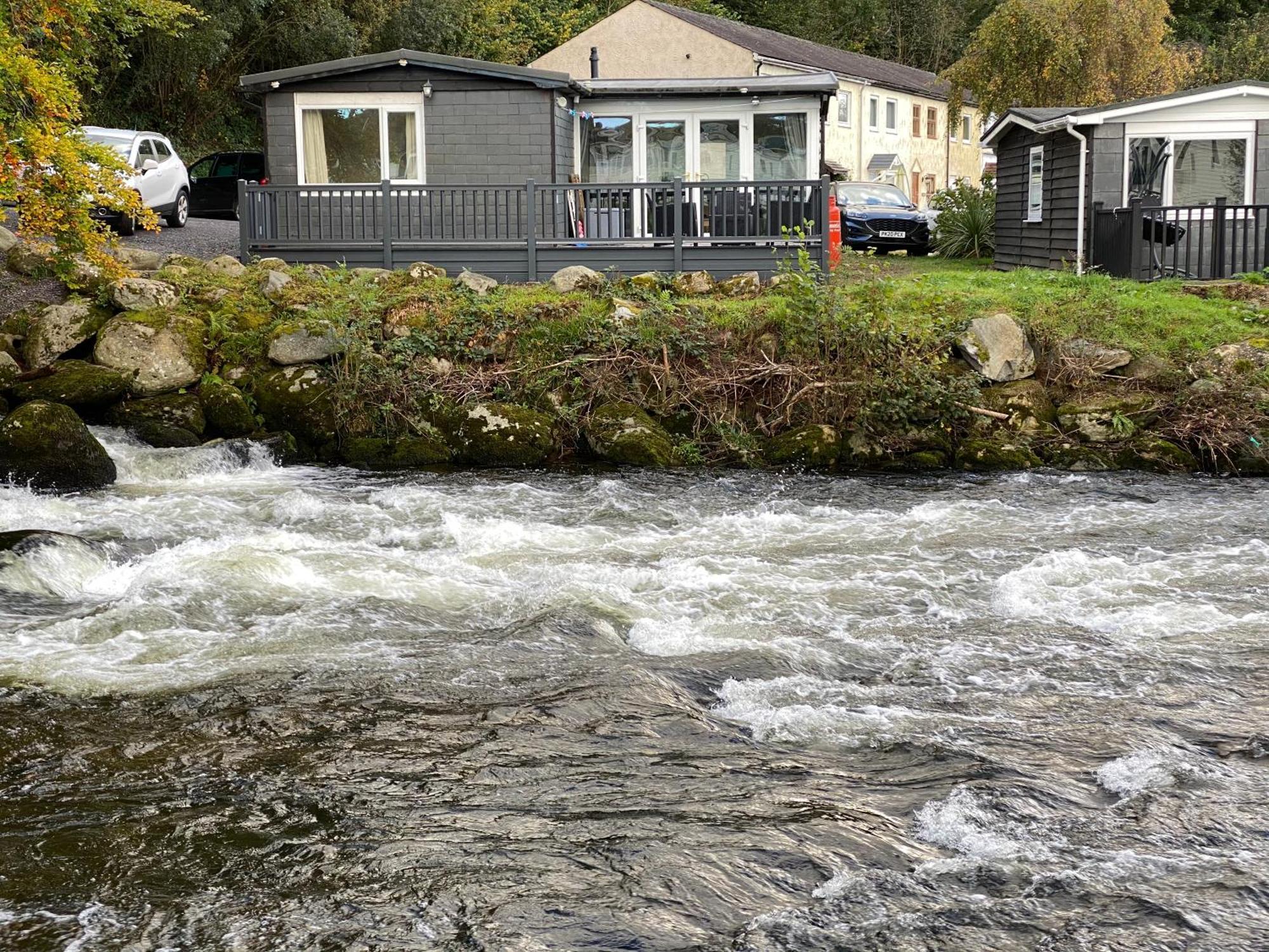 Stunning 3 Bed Riverside Cabin In Snowdonia Caeathro Bagian luar foto