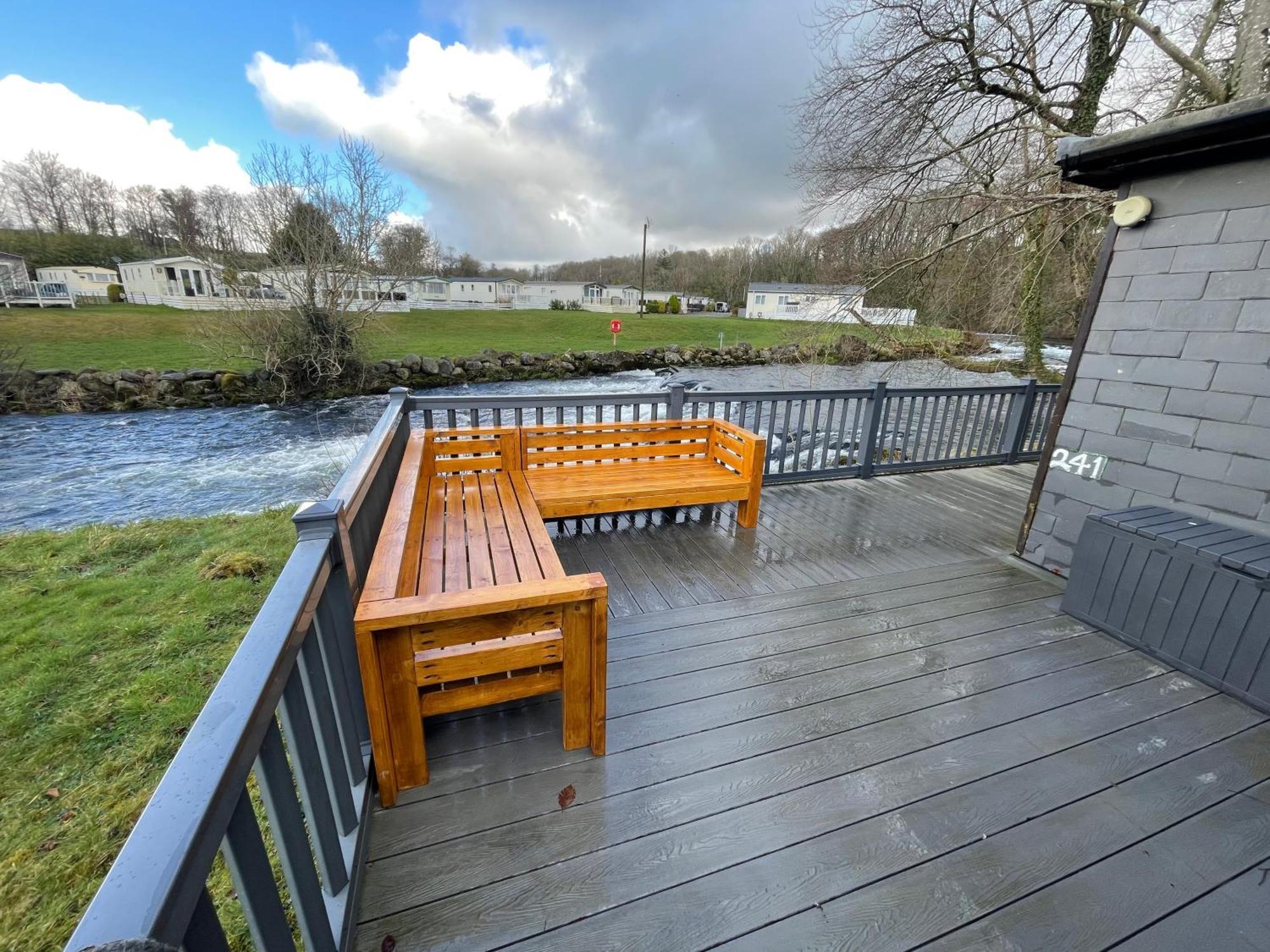 Stunning 3 Bed Riverside Cabin In Snowdonia Caeathro Bagian luar foto